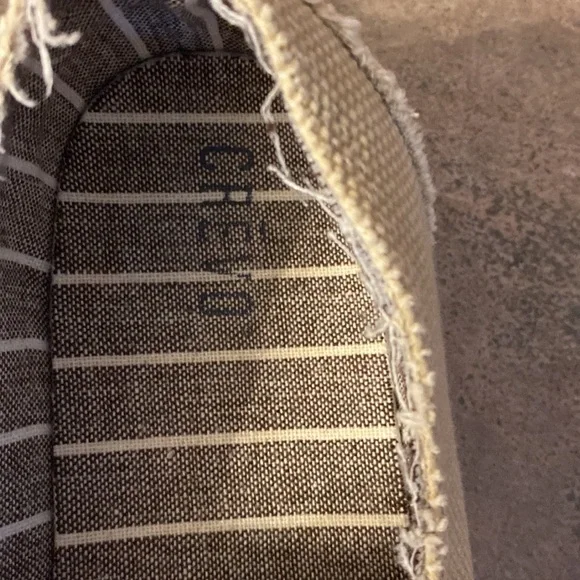 Tan slip on shoes - Picture 2 of 5